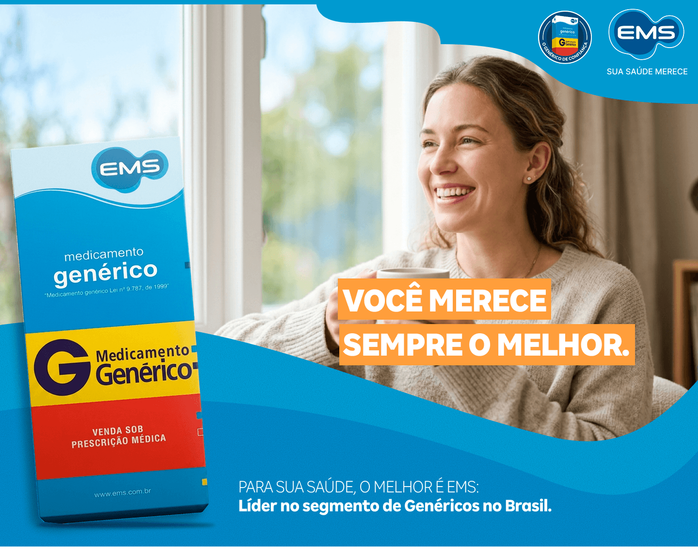 Mulher sorrindo com imagem da embalagem expectante