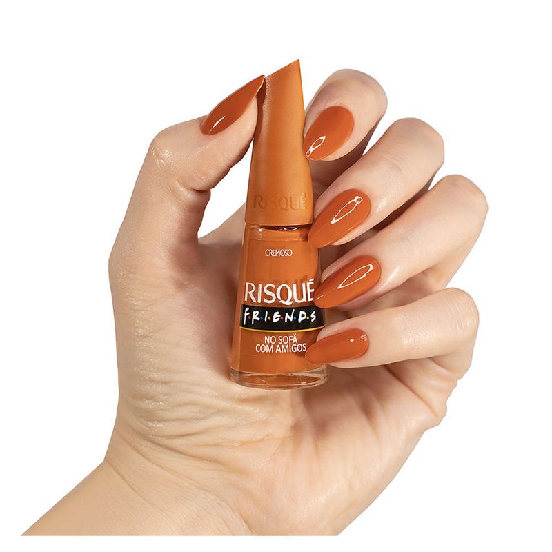 esmalte-cremoso-risque-friends-no-sofa-com-amigos-4