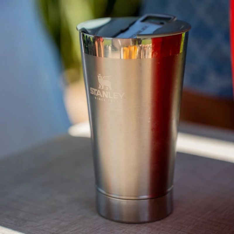 copo-stanley-termico-de-cerveja-com-tampa-stainless-stell-473ml-5
