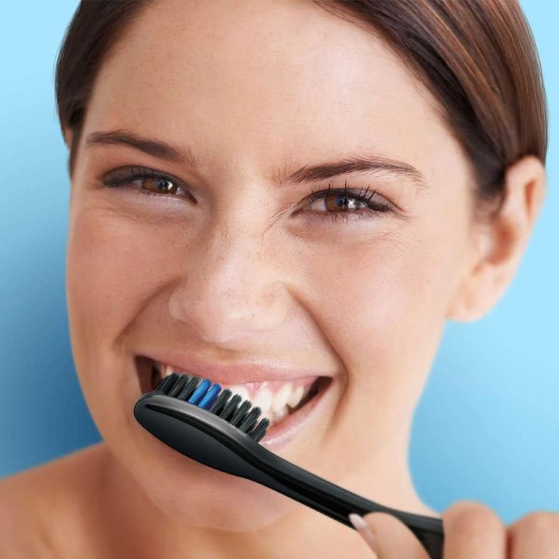 escova-dental-oral-b-indicator-black-sensitive-com-carvao-2-unidades6