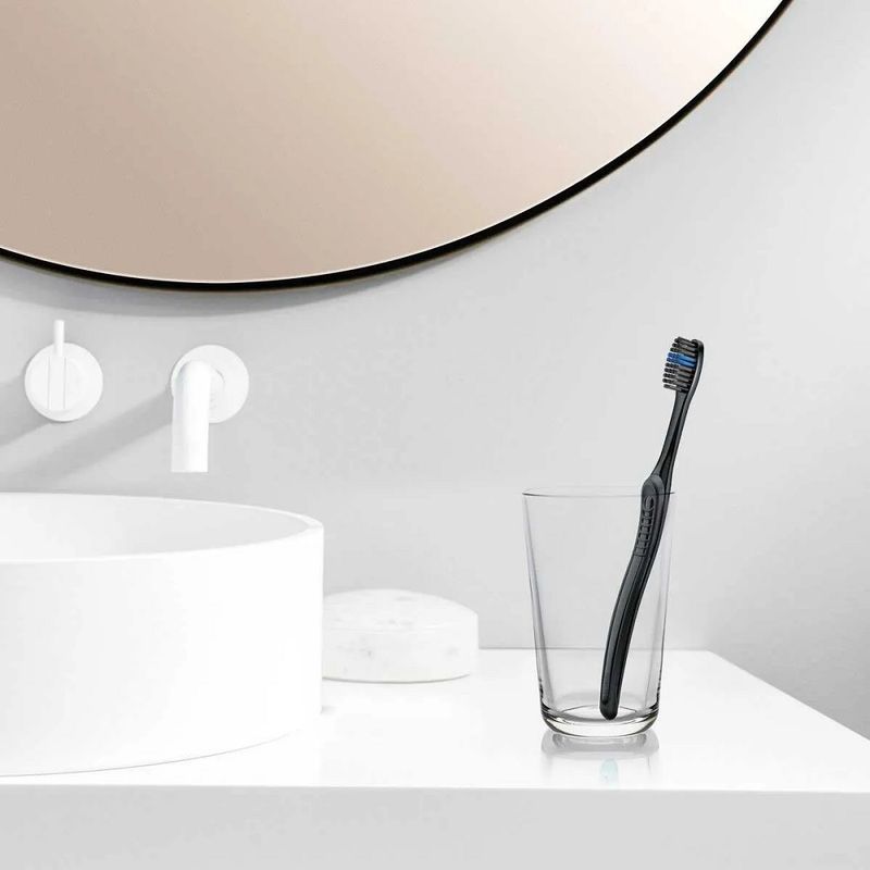 escova-dental-oral-b-indicator-black-sensitive-com-carvao-2-unidades8