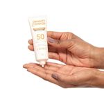 protetor-solar-cenoura-e-bronze-facial-fps50-50g-5