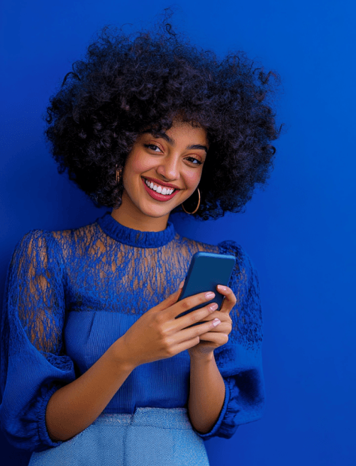 Mulher com roupa azul segurando um celular